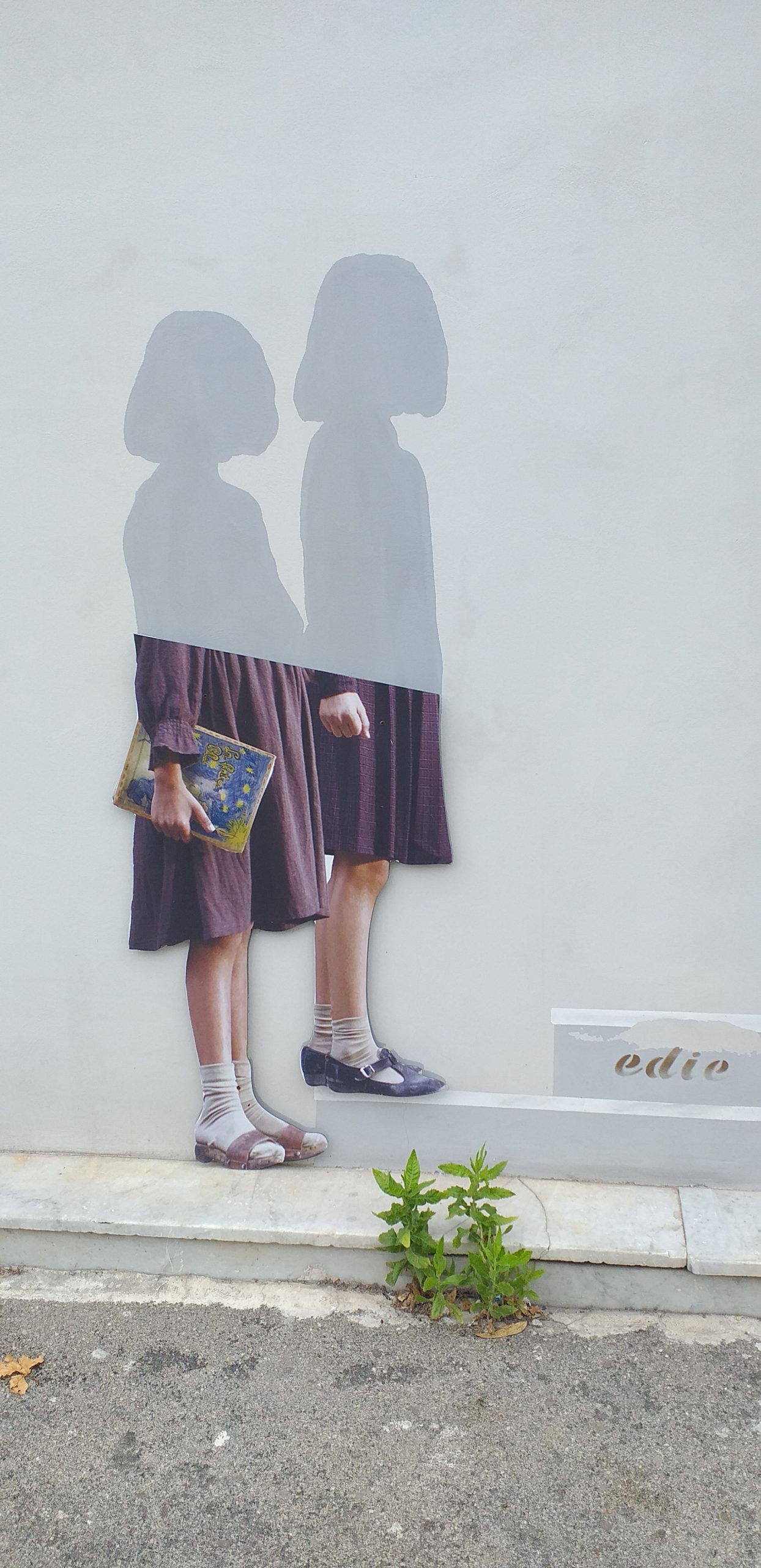Napoli, Rione Luzzatti. Murale sulla facciata della biblioteca.