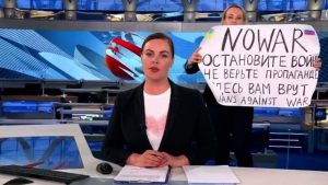 protesta alla tv di stato russa