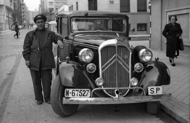 Madrid 1945. Un tassista con la sua auto da Pinterest