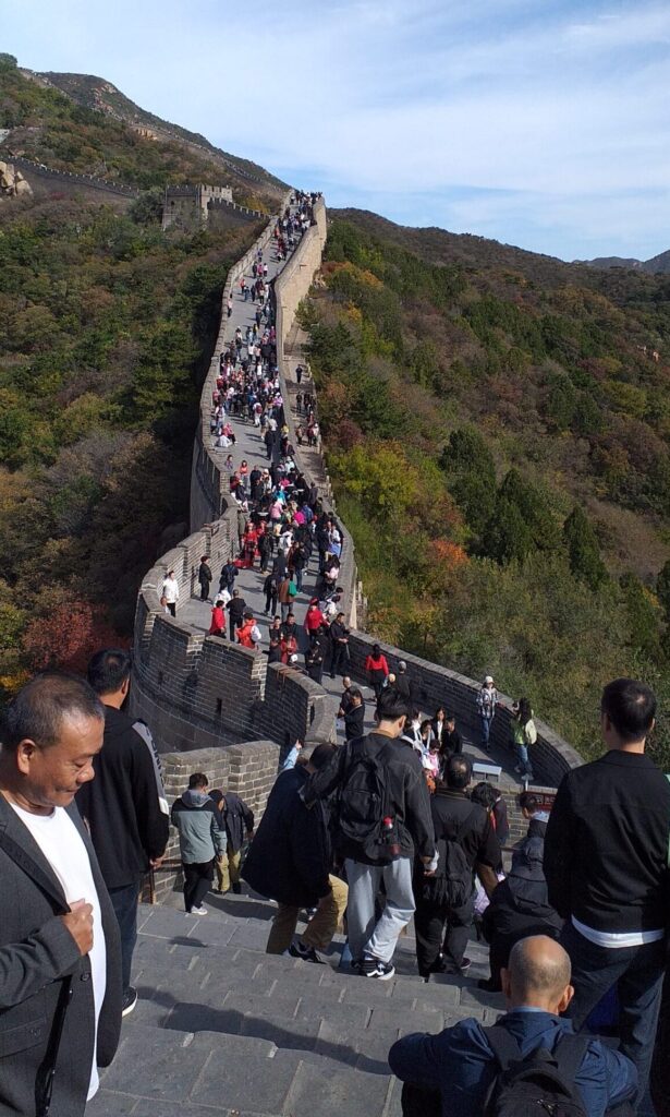 Ottobre 2023. La folla di turisti cinesi sulla Grande muraglia