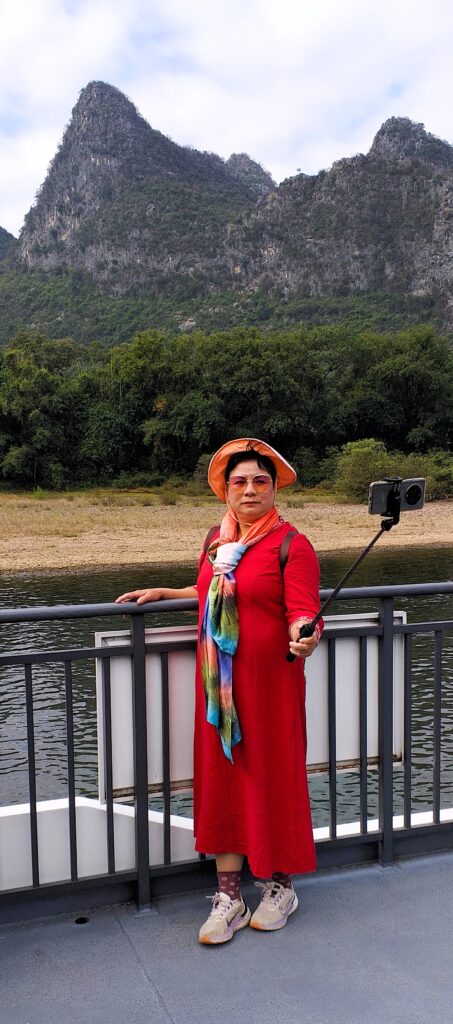 Guilin, ottobre 2023, turista in crociera sul fiume Li